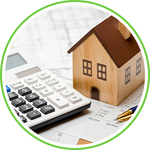 家の模型と電卓のイメージ